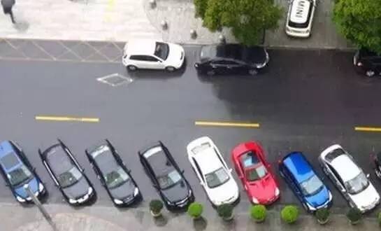 小区里乱停车挡道然后被锁了,小区里乱停车导致道路窄怎么举报