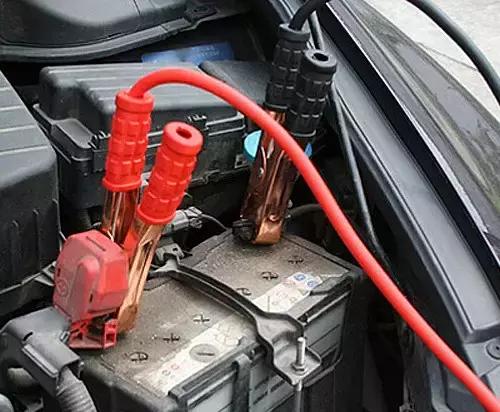 车电瓶没电开车多久能满电,汽车电瓶没电了是充电还是换电瓶