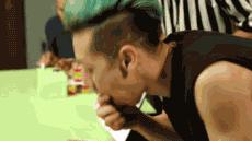 小仓鼠挑战大胃王吃热狗比赛，完胜两脚兽