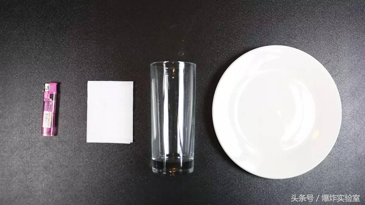 用一张纸巾放在杯子里不会漏水,用一张纸巾可以不脏手