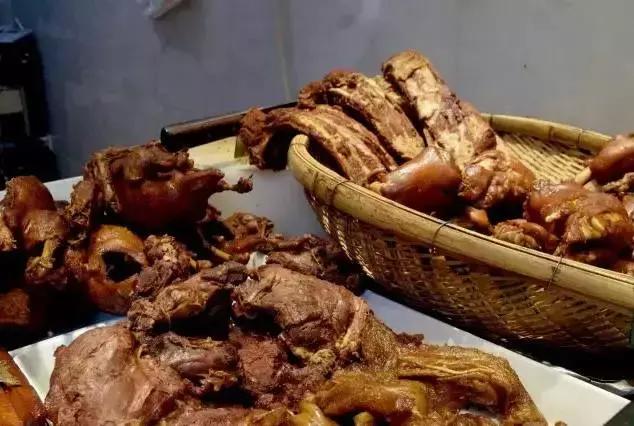 成都的夏夜，就适合穿起拖板儿鞋，整点卤菜，来盘冷啖杯！