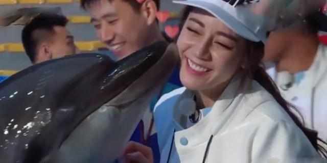 热巴亲海豚是什么时候,热巴和海豚