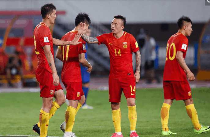 国足3比1战胜叙利亚里皮,国足进球后球迷激动