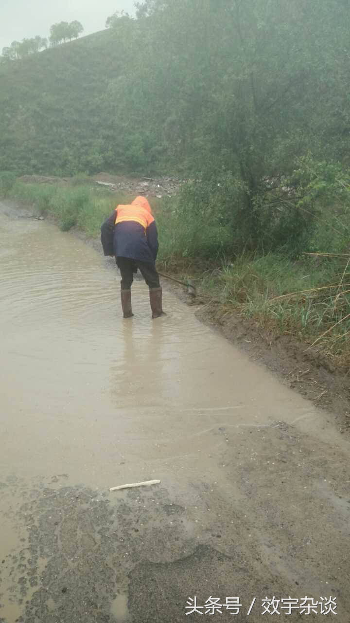 定邊公路管理段各養護道班排除路面積水