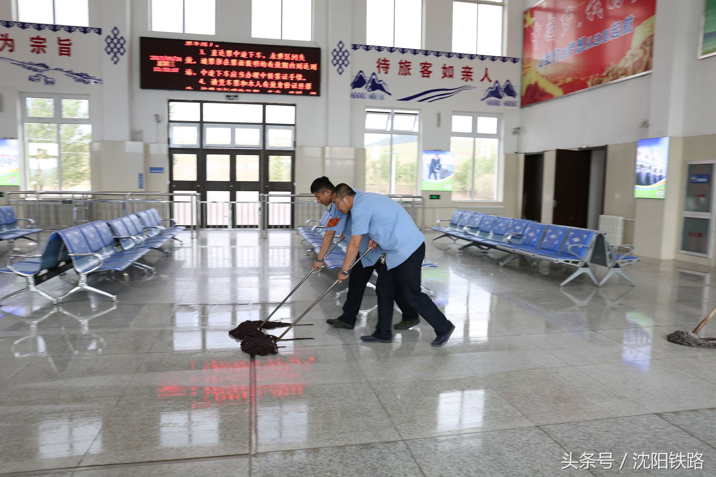 通霍线上的小站因为铁路“闯哥”的热情服务赢得旅客由衷赞叹！