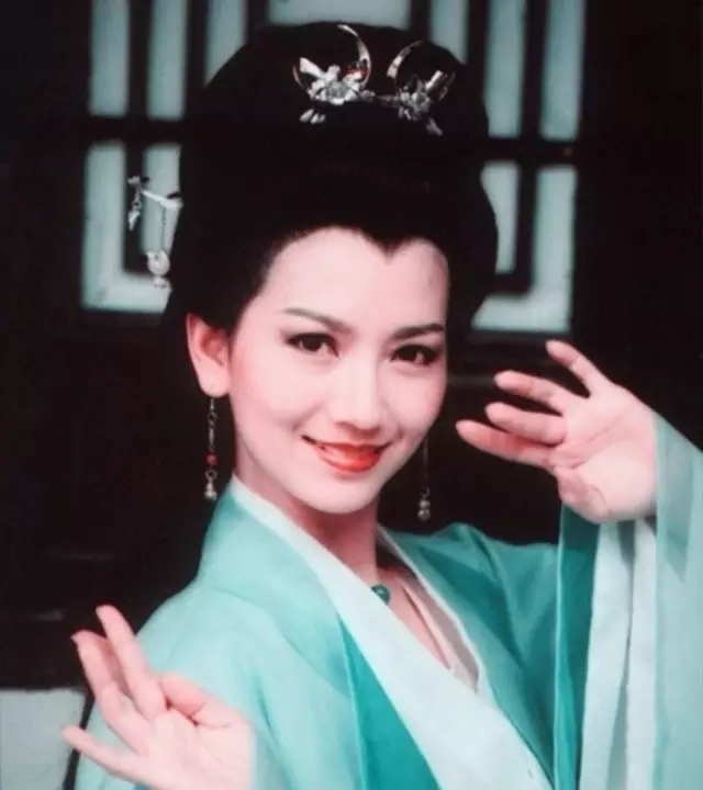 发际线低的女生适合什么发型,45岁女人发际线低适合什么发型