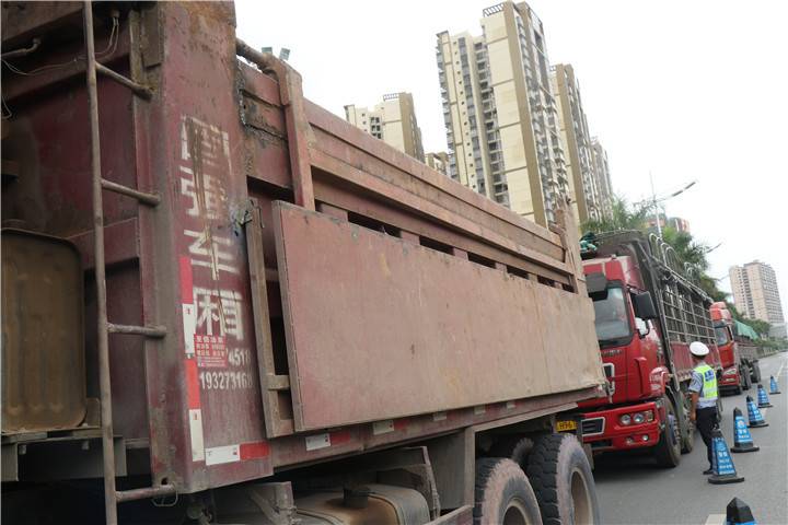 各类货车和危险品运输车实施限行,大型货车上路安全专项整治