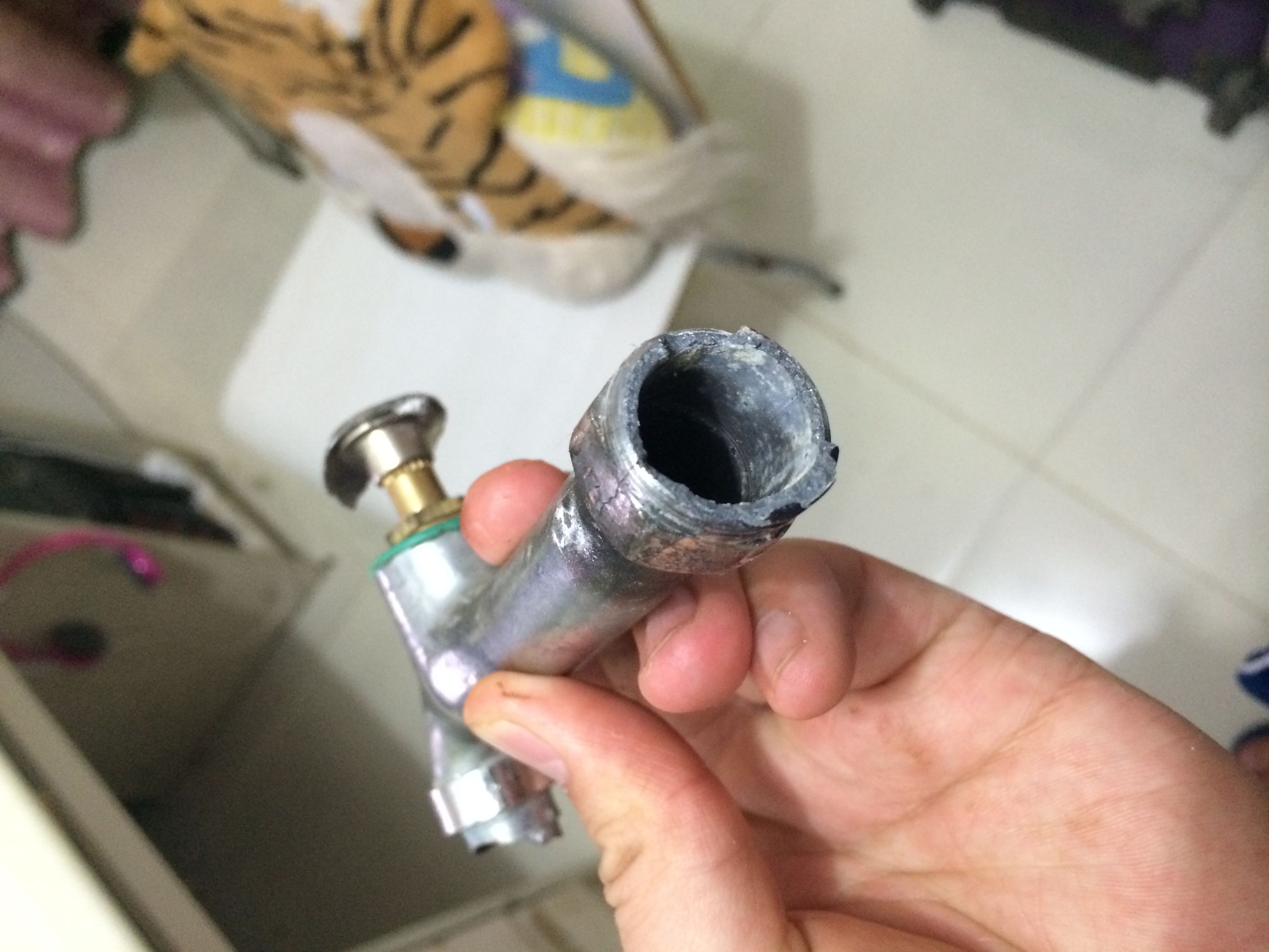 洗衣机水龙头接头坏了怎么更换,更换水龙头内丝断了如何取出