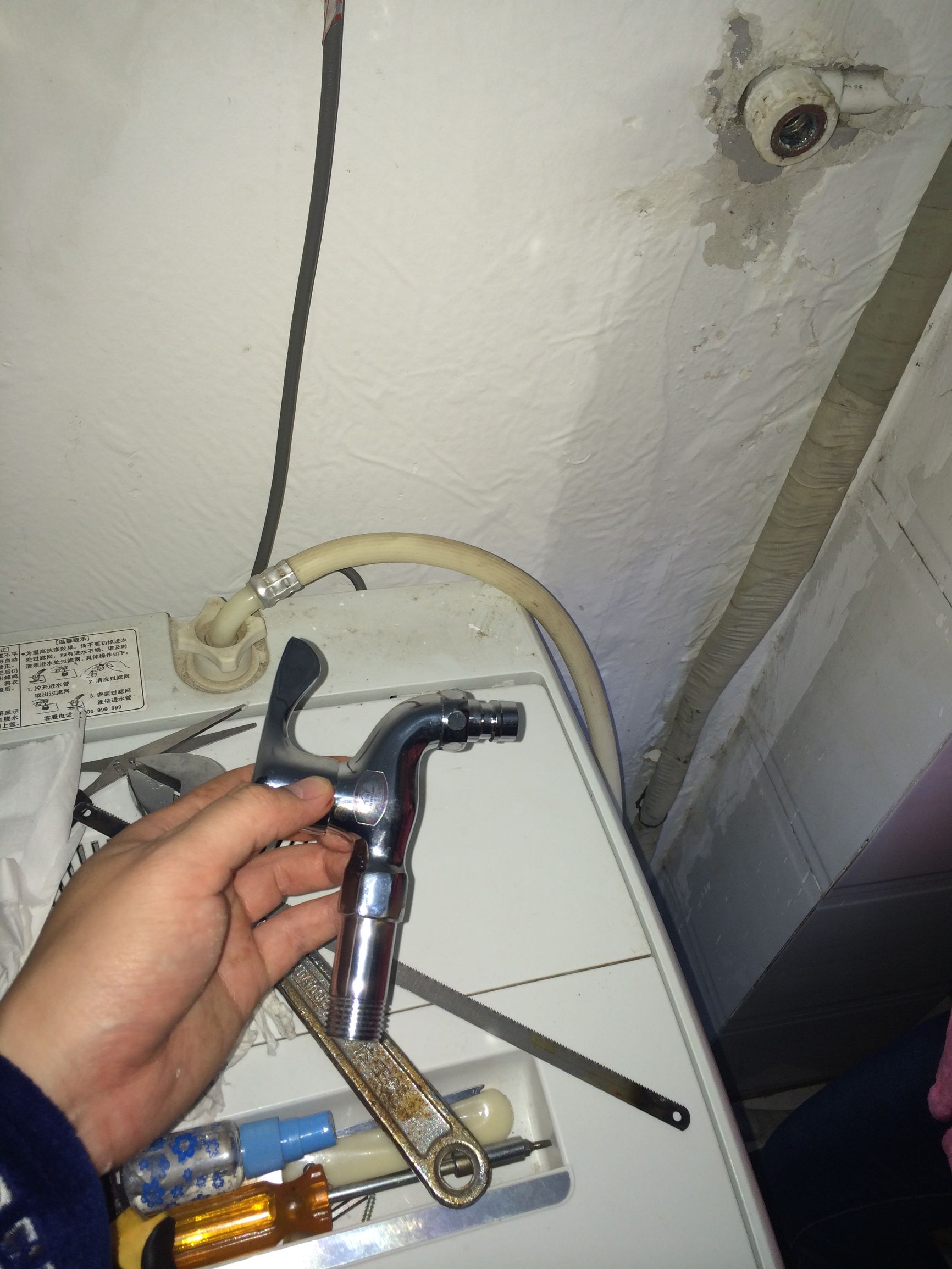 洗衣机水龙头接头坏了怎么更换,更换水龙头内丝断了如何取出