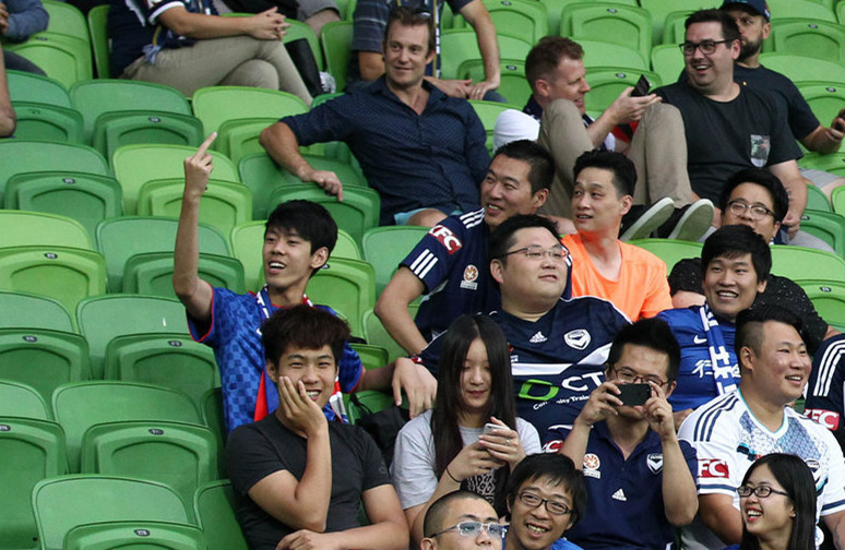 抡板凳，打城管，竖中指中超球迷*力暴**现代史