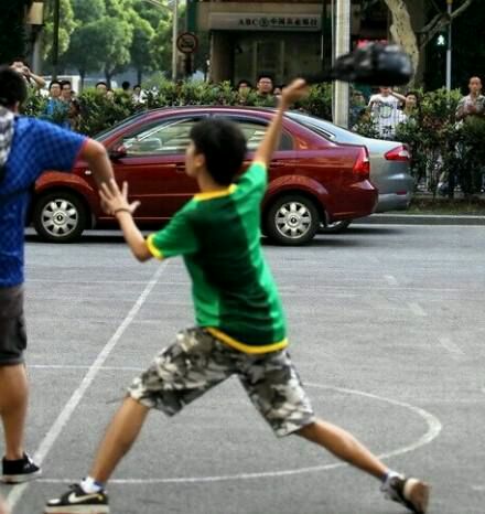 抡板凳，打城管，竖中指中超球迷*力暴**现代史