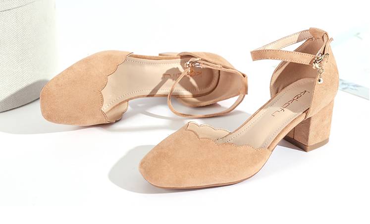 鞋柜必备这4双小白鞋百搭又时髦,鞋柜必备百搭又白菜的鞋