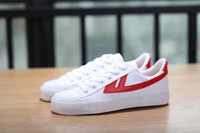 鞋柜必备这4双小白鞋百搭又时髦,鞋柜必备百搭又白菜的鞋