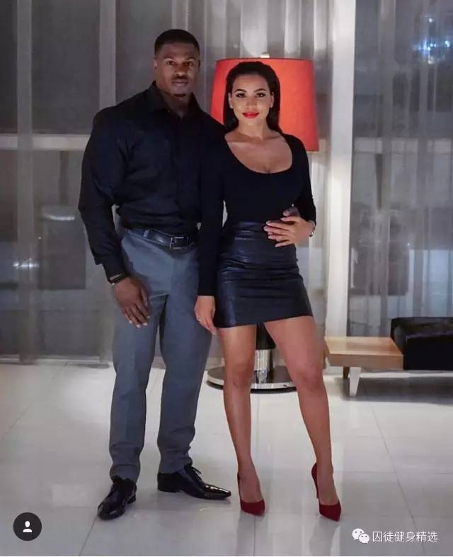 用雕刻刀雕刻动物,用木头雕刻熊猫