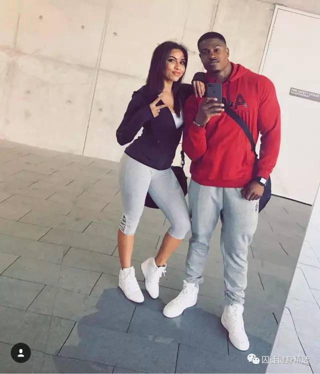 用雕刻刀雕刻动物,用木头雕刻熊猫