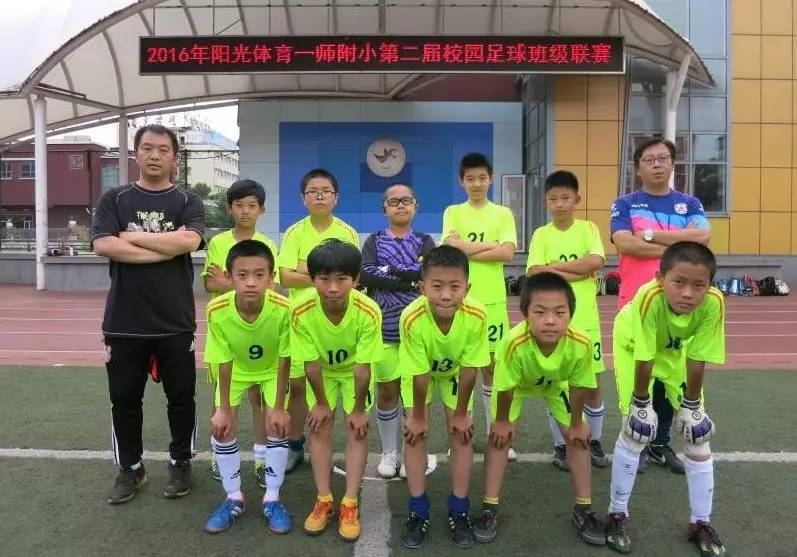 小学校园足球联赛活动简报,快乐足球联赛小学生