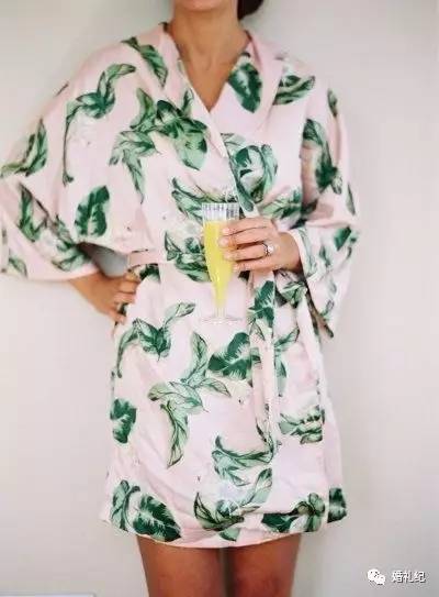 安以轩婚礼晨袍,安以轩陈荣炼婚礼晨袍