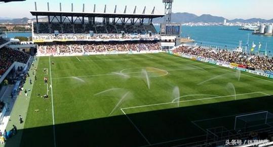 门将把球踢进自家球门匪夷所思,门将大脚直接踢进球门