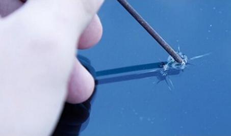 挡风玻璃被小石子砸了处理方法,汽车挡风玻璃被石子砸了一个小点