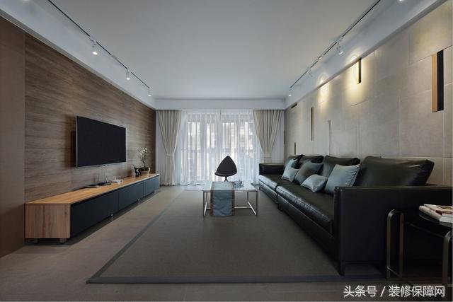 新家装修好了夸装修师傅们的视频,1.5米客厅地面砖错位贴好看