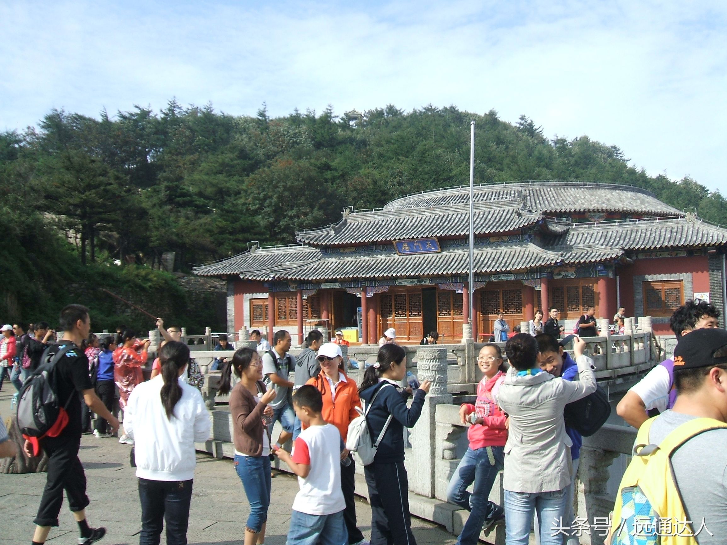 身为泰安人第一次爬泰山,陪爷爷爬泰山感慨朋友圈