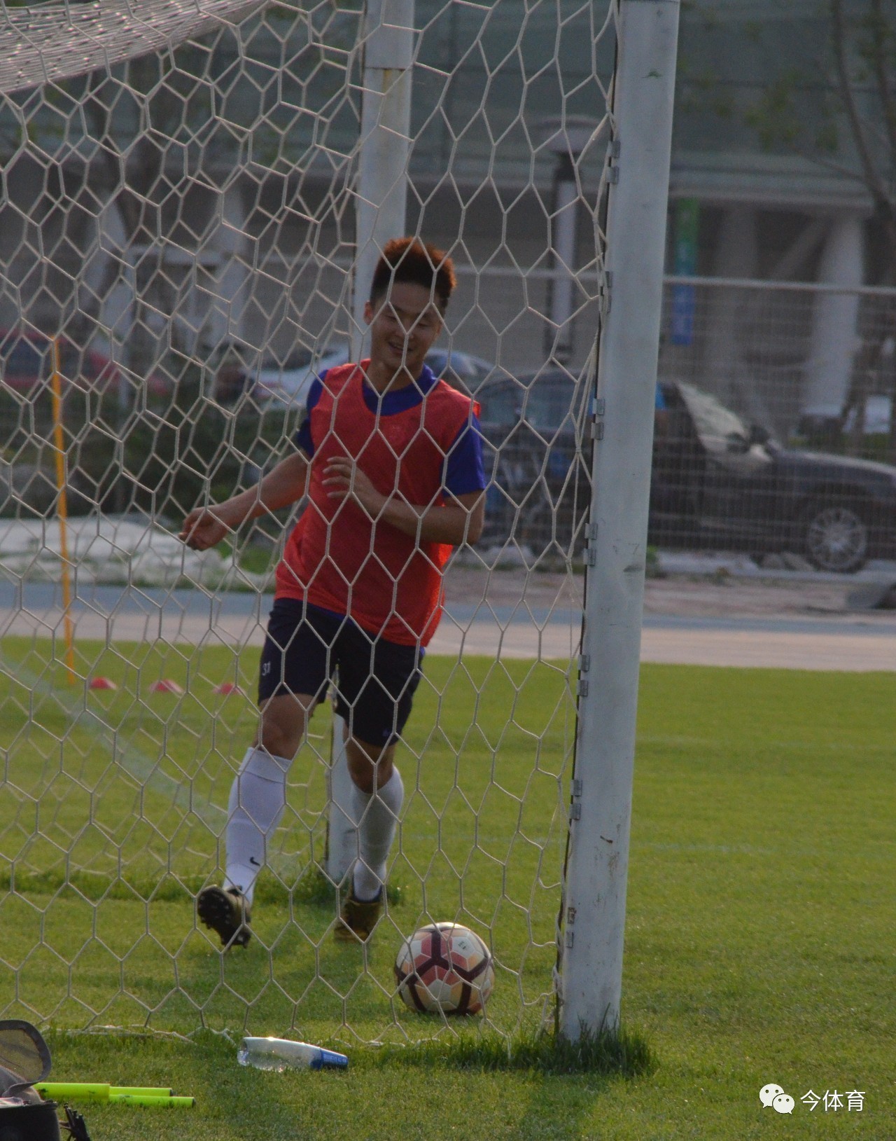 操场上的欢笑与篮球声,训练场上欢乐多