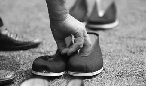 中国女性鞋履100年变迁史，从花盆底、三寸金莲到时髦高跟鞋