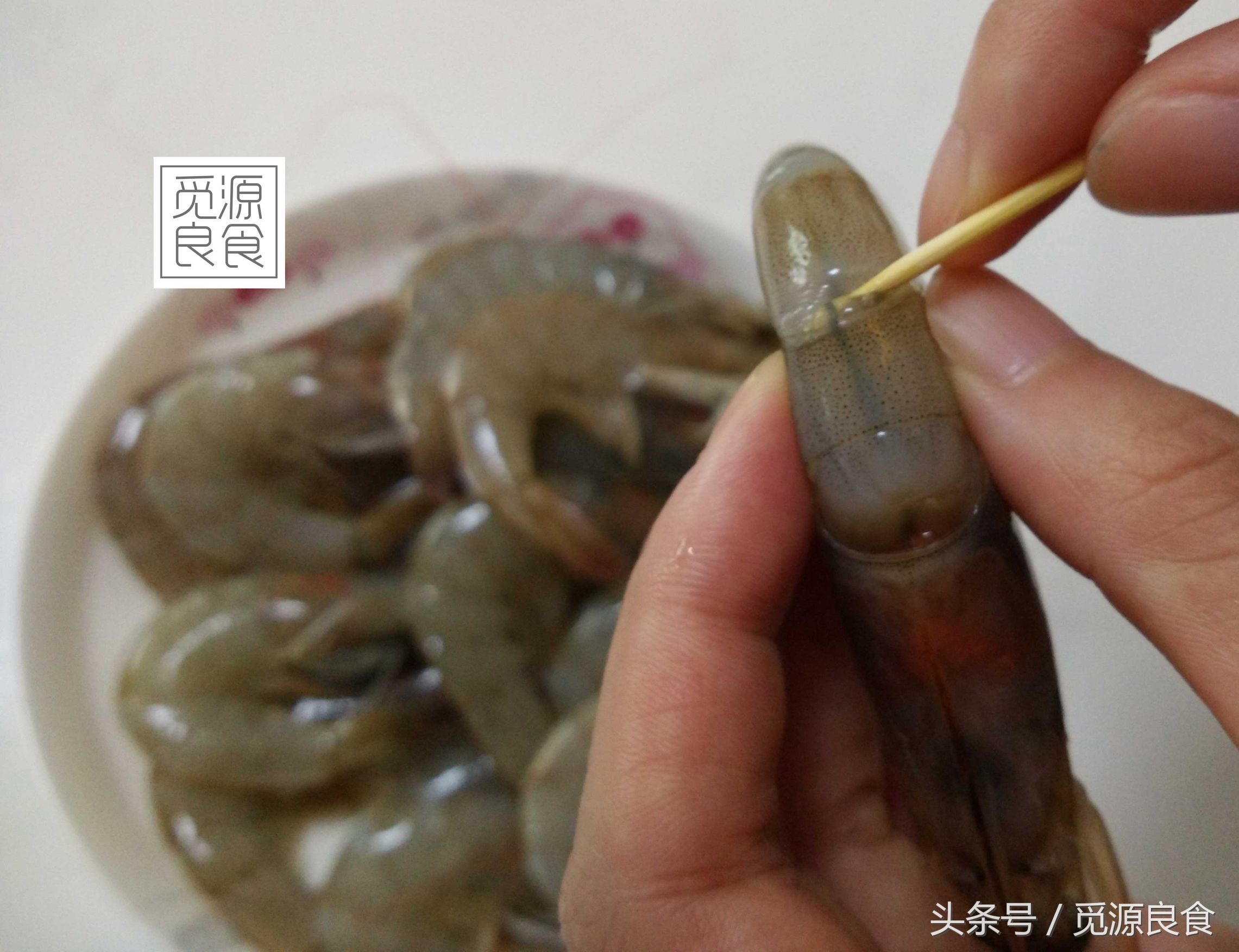 在美味面前,这点麻烦不算什么。今日菜谱椒盐虾,外观诱人,味道鲜美,让人非常有食欲,怎么做才能好吃?