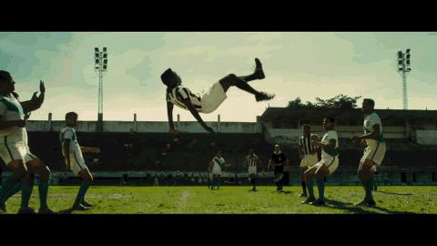 一代球王的故事,一代球王马拉多纳故事