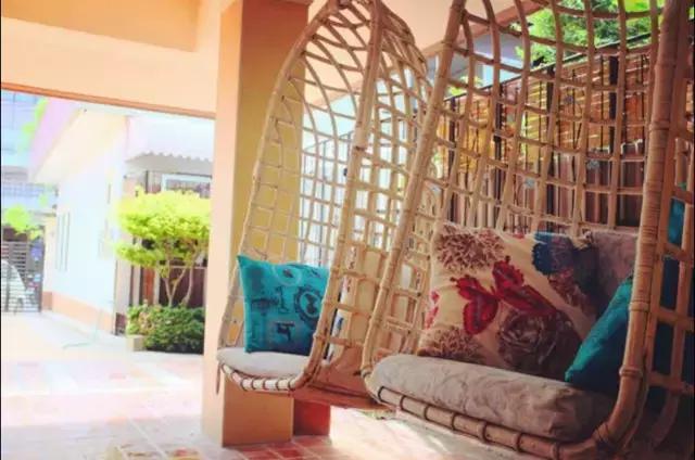 她不甘朝九晚五辞去工作，身处异乡竟有如此意外收获