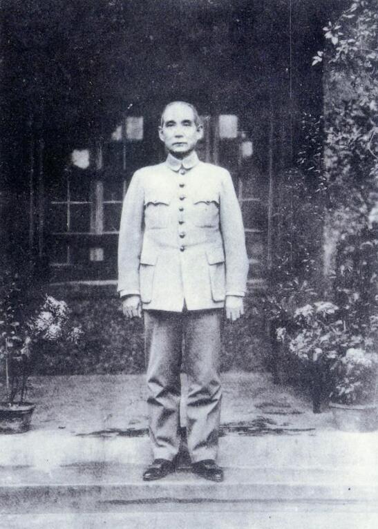 此人是不赌博、不嫖妓、不畏蒋介石强权忠心追随孙中山的民国军阀