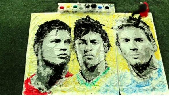 她用足球玩转“脚下生花”，最美画卷顿时呈现令人称奇！