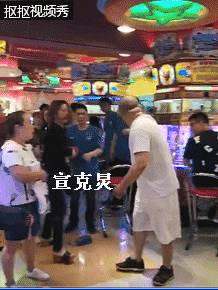 老阿姨地铁内屁股卡座位凸起处坐，被提醒莫一人占两座怒怼：我坐得舒服，要你说！