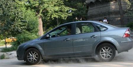 有abs摩托车怎么刹车,有abs汽车是不是可以一脚踩死刹车