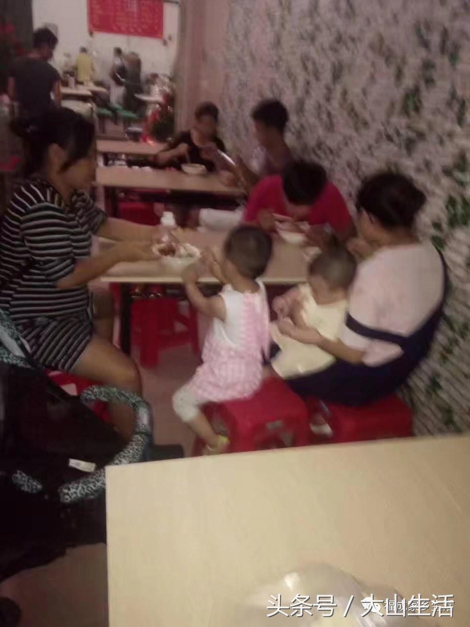 陕西小伙摆摊卖小吃,汉中卖面皮收入