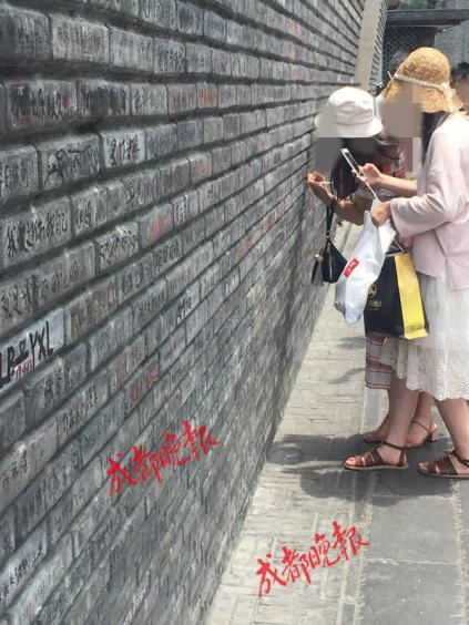 无语！宽窄巷子多个景观墙变留言板游客密密麻麻写满字