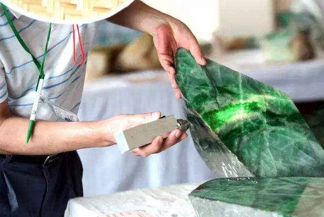 缅甸玉石交易税收 (缅甸玉石场口在缅甸哪里)