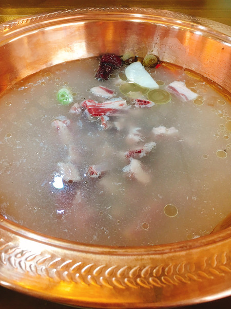 冰煮羊涮羊肉,涮羊肉在锅中翻腾的样子