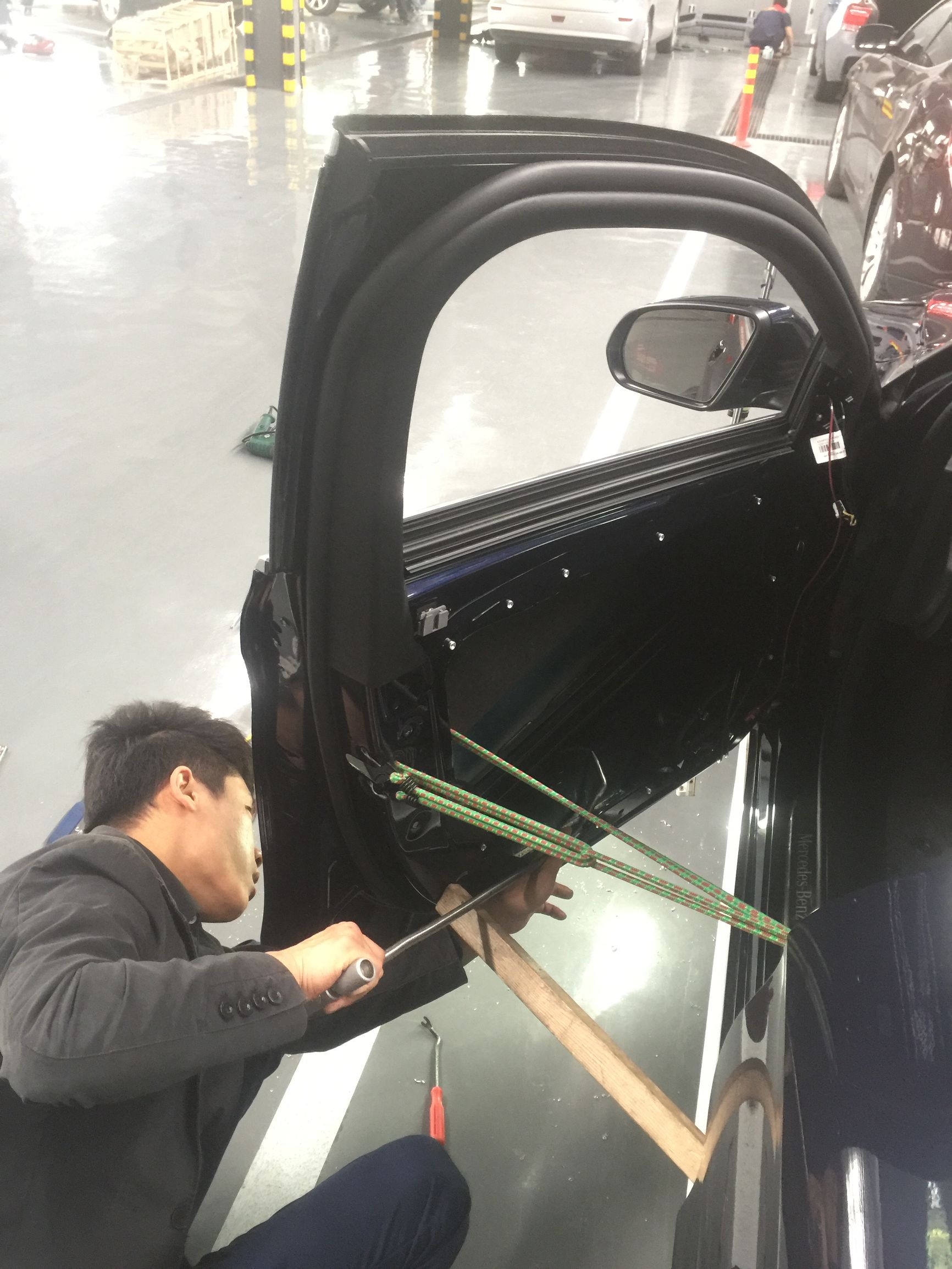 奔驰凹陷无痕修复,奔驰车门凹陷掉漆修复多少钱