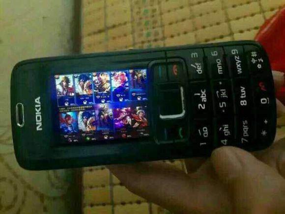 如果你遇到了很坑的队友，先别急着骂他，因为你永远不知道你的队友再用什么玩王者荣耀！