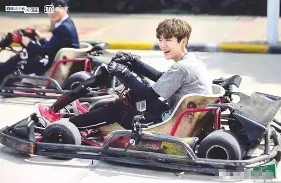 鹿晗斜杠,和鹿晗同龄男明星对比