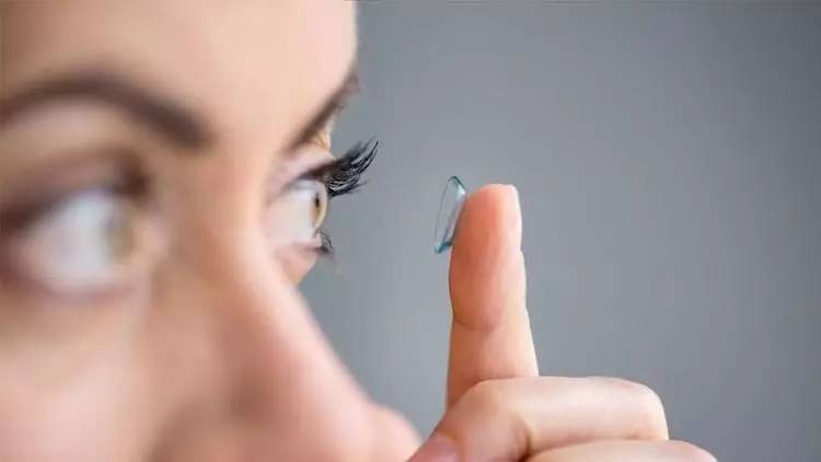 隐形眼镜应该如何正确佩戴,隐形眼镜每天佩戴时间长怎么选择