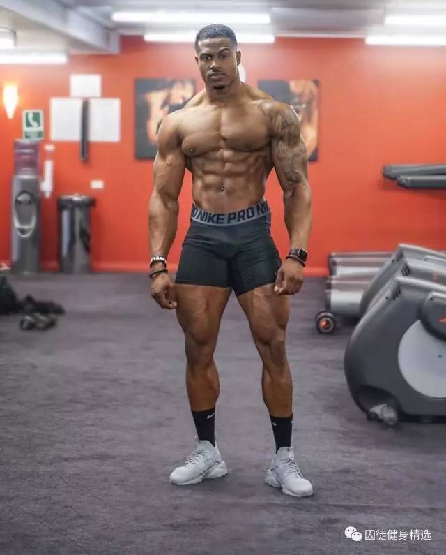 用雕刻刀雕刻动物,用木头雕刻熊猫