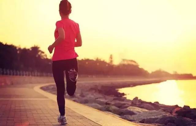 姑娘，你跑起来会发光