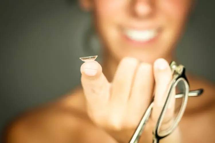 隐形眼镜应该如何正确佩戴,隐形眼镜每天佩戴时间长怎么选择