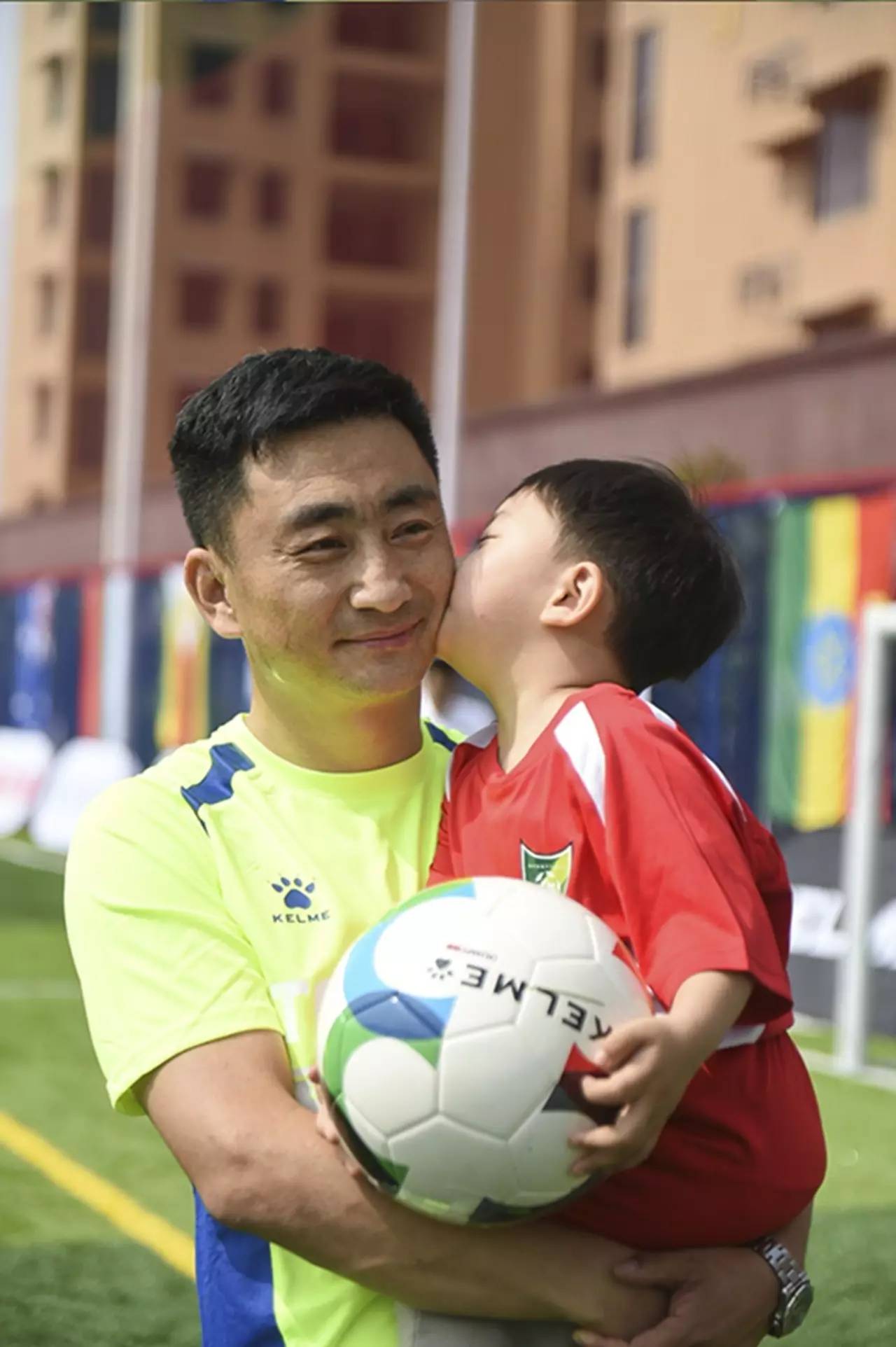 有个爱看球的爸爸,有个爱踢足球的爸爸