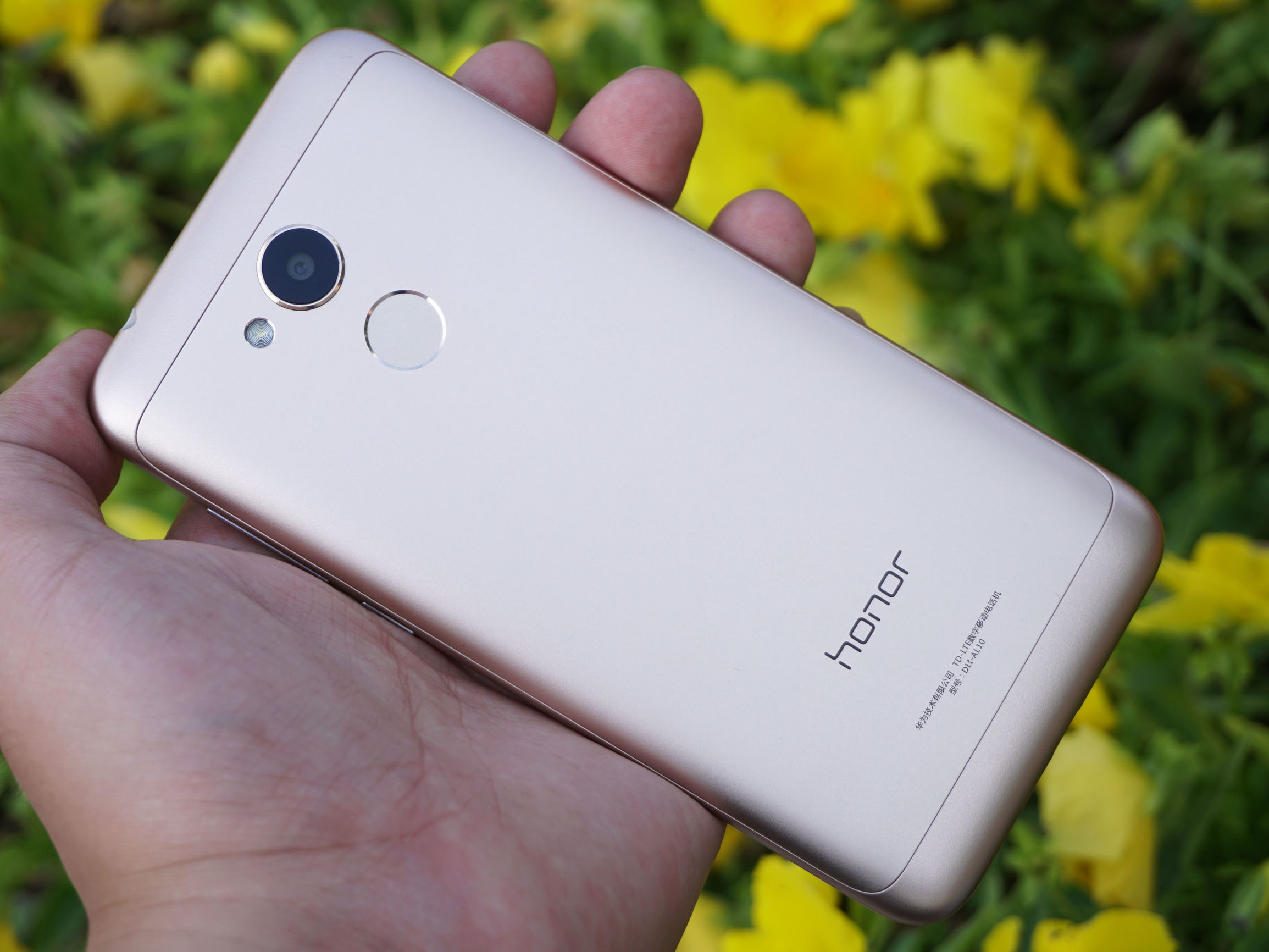 中低端手机流畅,中低端稳60帧的手机