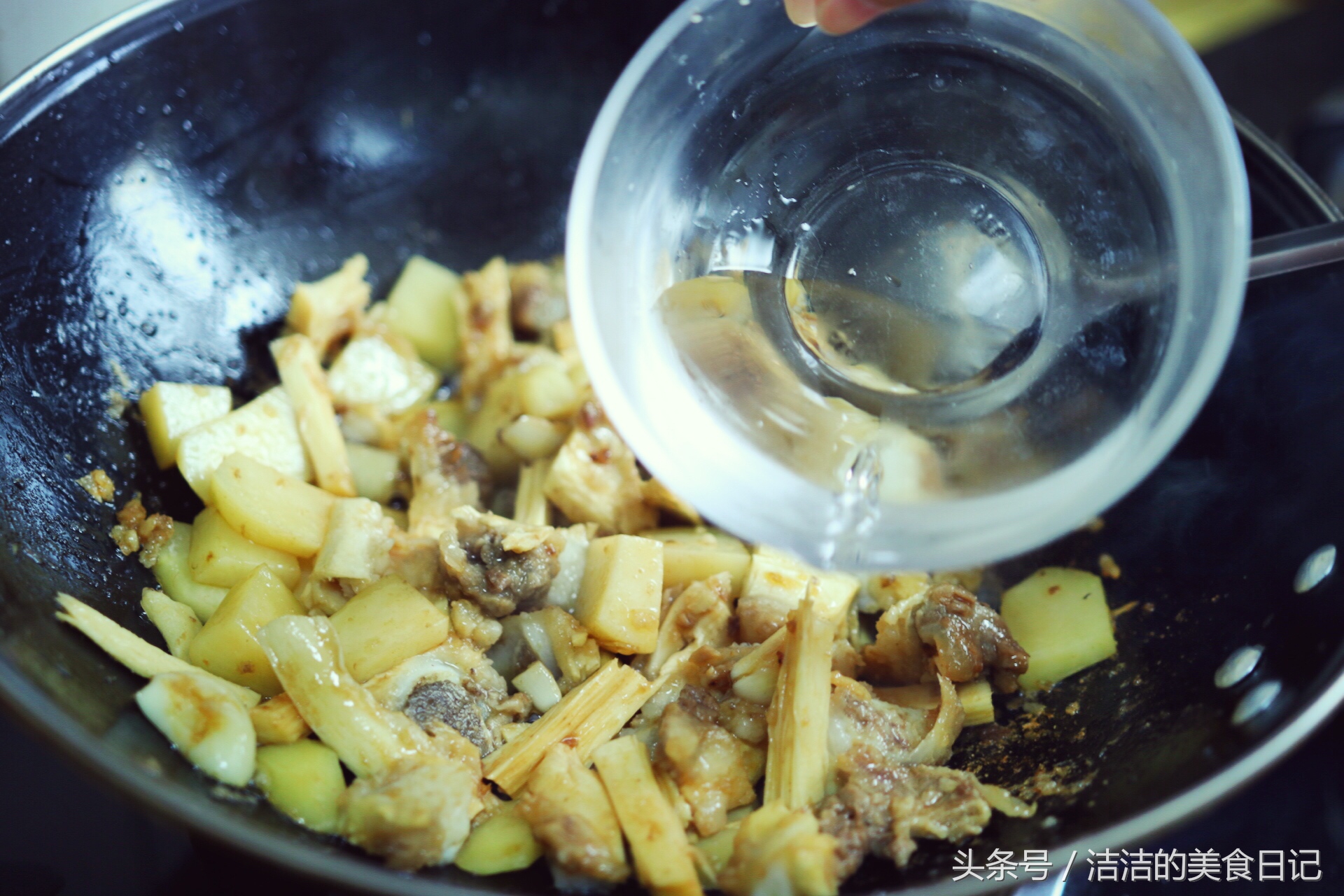 牛板筋怎么烧才能不塞牙,越嚼越香好吃得不得了的牛板筋