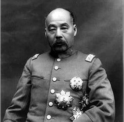 袁世凯宣布称帝，妻女很高兴了，大儿子要杀二儿子，一外人却说总统误国