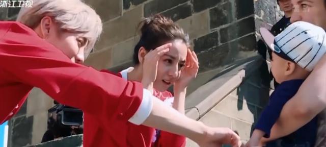 鹿晗与热巴逗小孩，偷偷穿情侣袜，暖暖都是对方